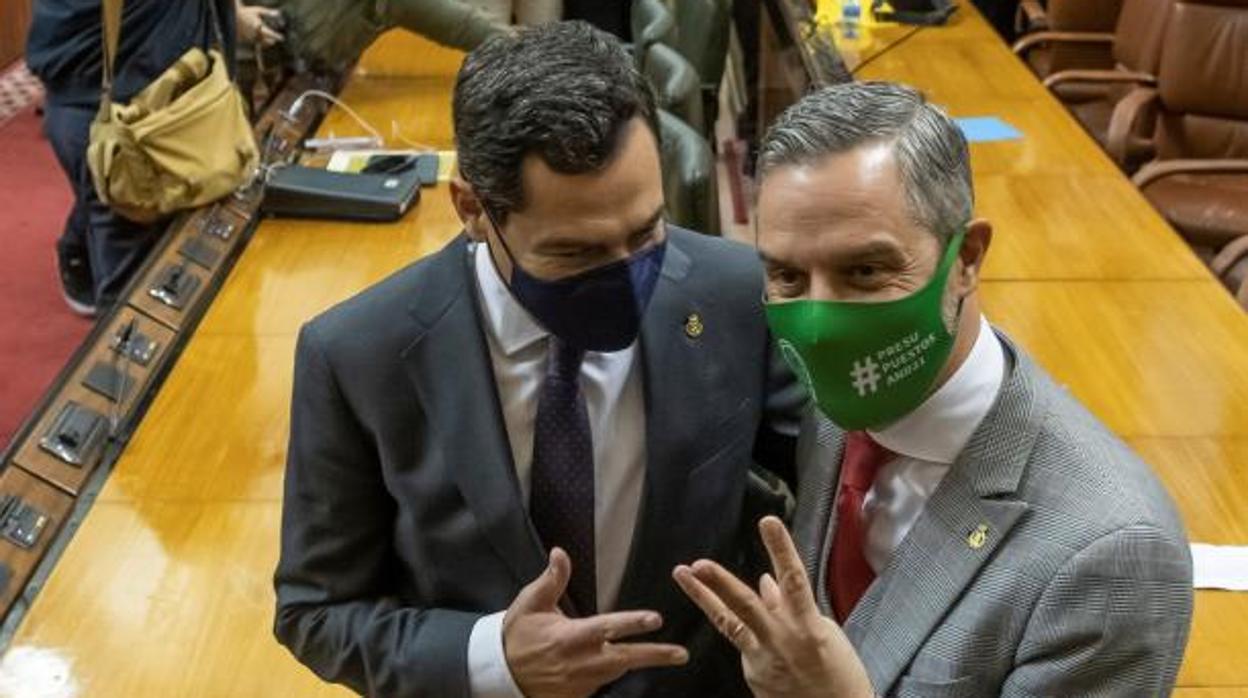 El presidente de la Junta celebra al lado del consejero de Hacienda la aprobación del tercer presupuesto en dos años