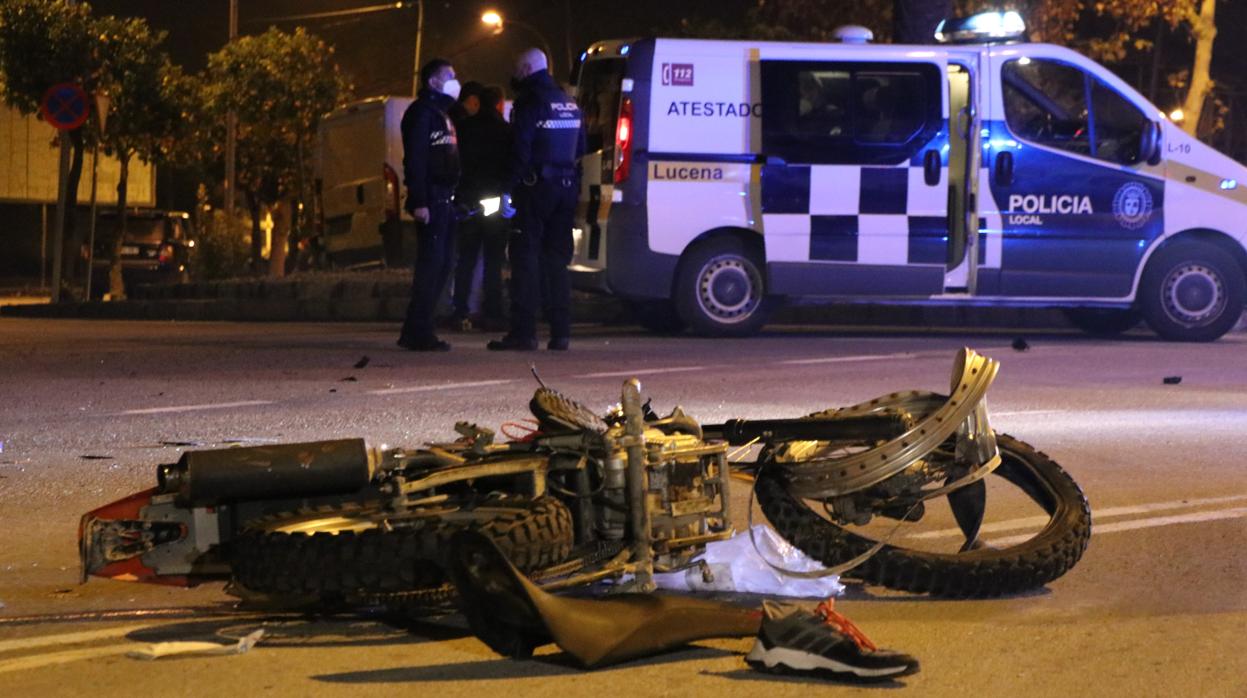 Estado en que quedó la moto en que viajaban los dos jóvenes en Lucena