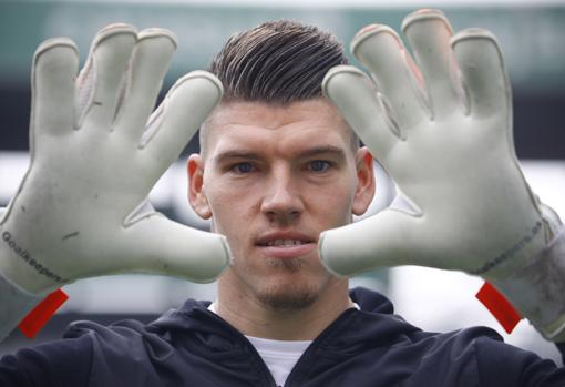 El portero blanquiverde, entre sus manos