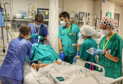 Sanitarios con un paciente Covid en la UCI del Hospital Reina Sofía de Córdoba