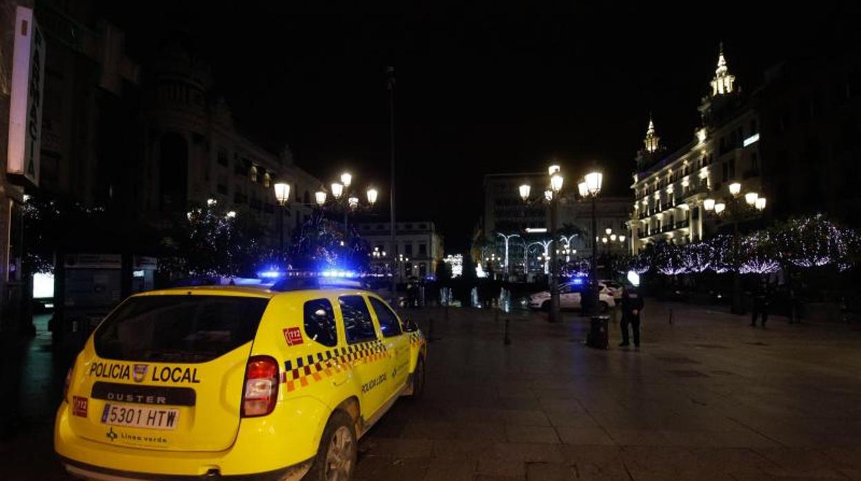 Calle Cruz Conde al filo de la pasada media noche en Córdoba
