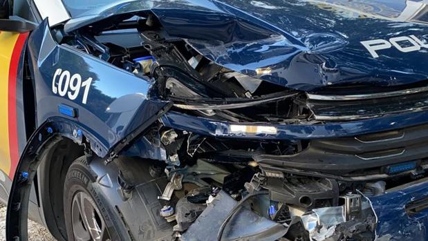 Atropella a dos policías nacionales al darle el alto en un control de madrugada en Marbella