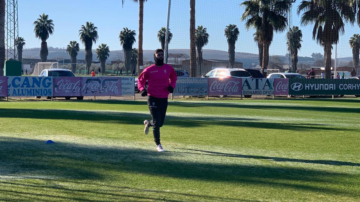 Javi Flores se ejercita sobre la Ciudad Deportiva del Córdoba CF