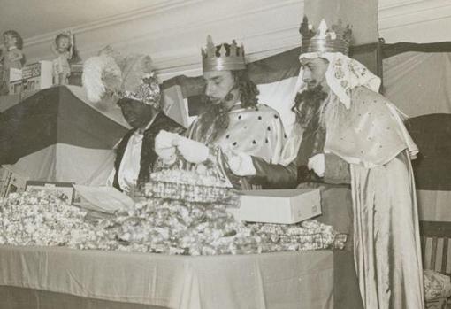Los Reyes en la Caja Nacional con los regalos