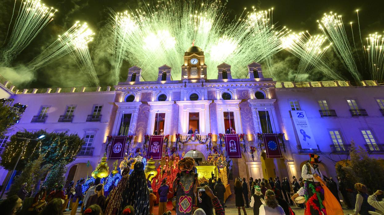 Los Reyes Magos durante el espectáculo realizado en la Plaza Vieja de Almería.
