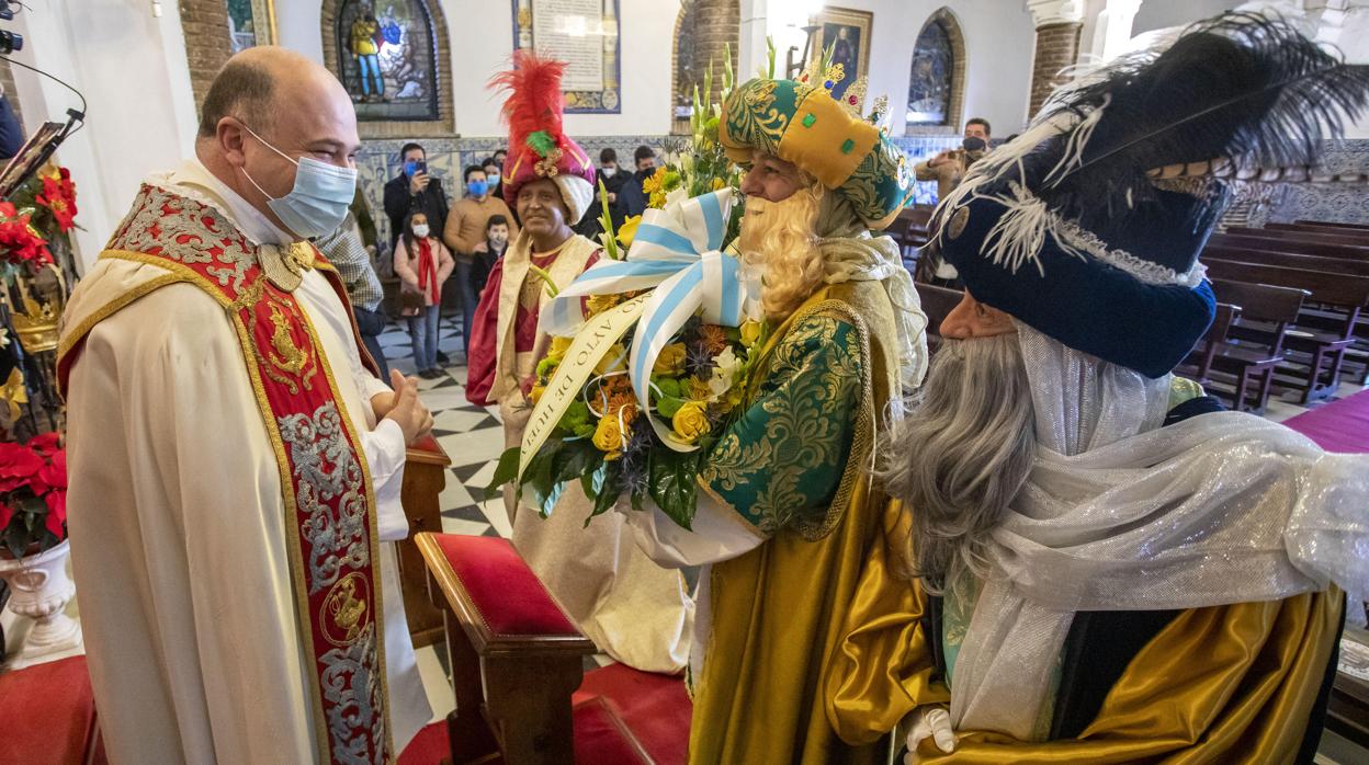 Los Reyes Magos hacen una ofrenda floral a la Virgen de la Cinta a su llegada a Huelva.