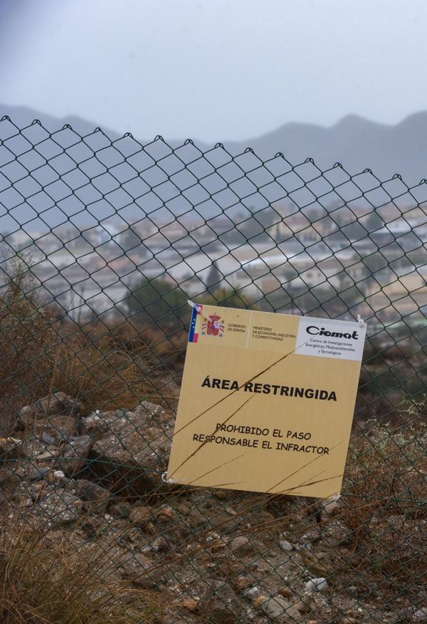 Sector de elevada radiactividad delimitado junto al cementerio del núcleo de Palomares, al fondo de la imagen