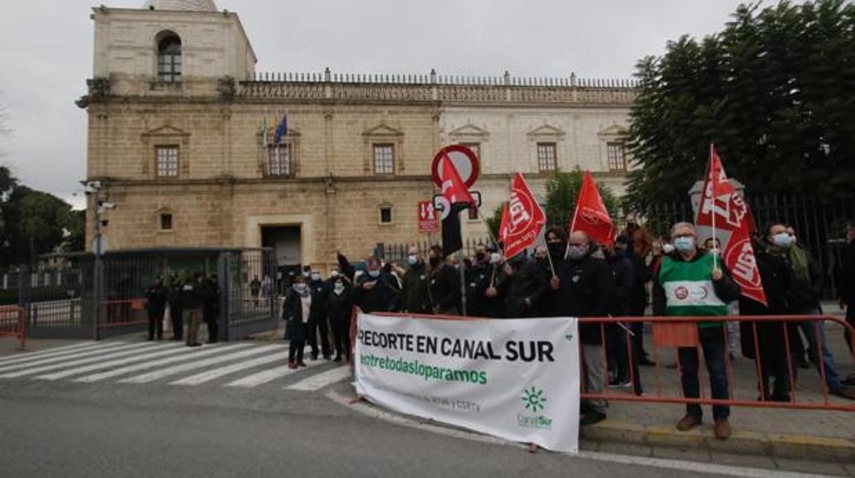 Manifestación de trabajadores de la RTVA a las puertas del Parlamento que debate el Presupuesto 2021