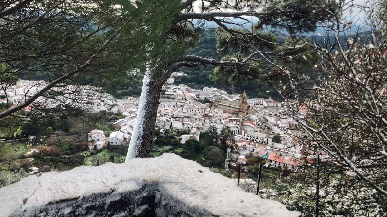 La Peña de Arias Montano de Alájar (Huelva) muestra este domingo un nevado horizonte