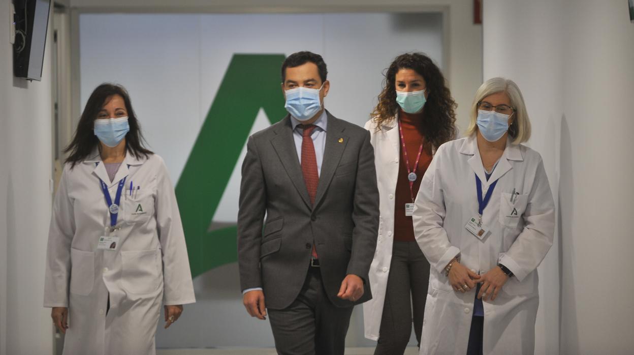 Juanma Moreno, este lunes, en la visita al Hospital Regional de Málaga