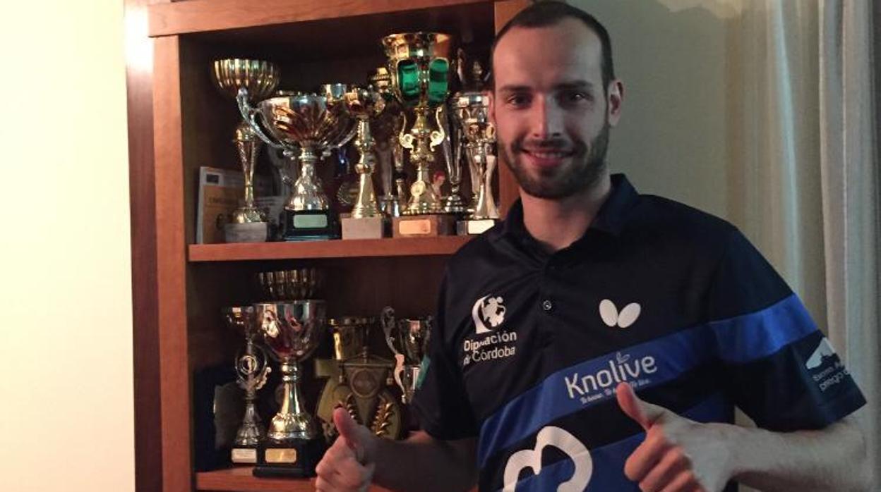 El palista portugués Diogo Carvalho, con la vitrina de títulos conseguidos