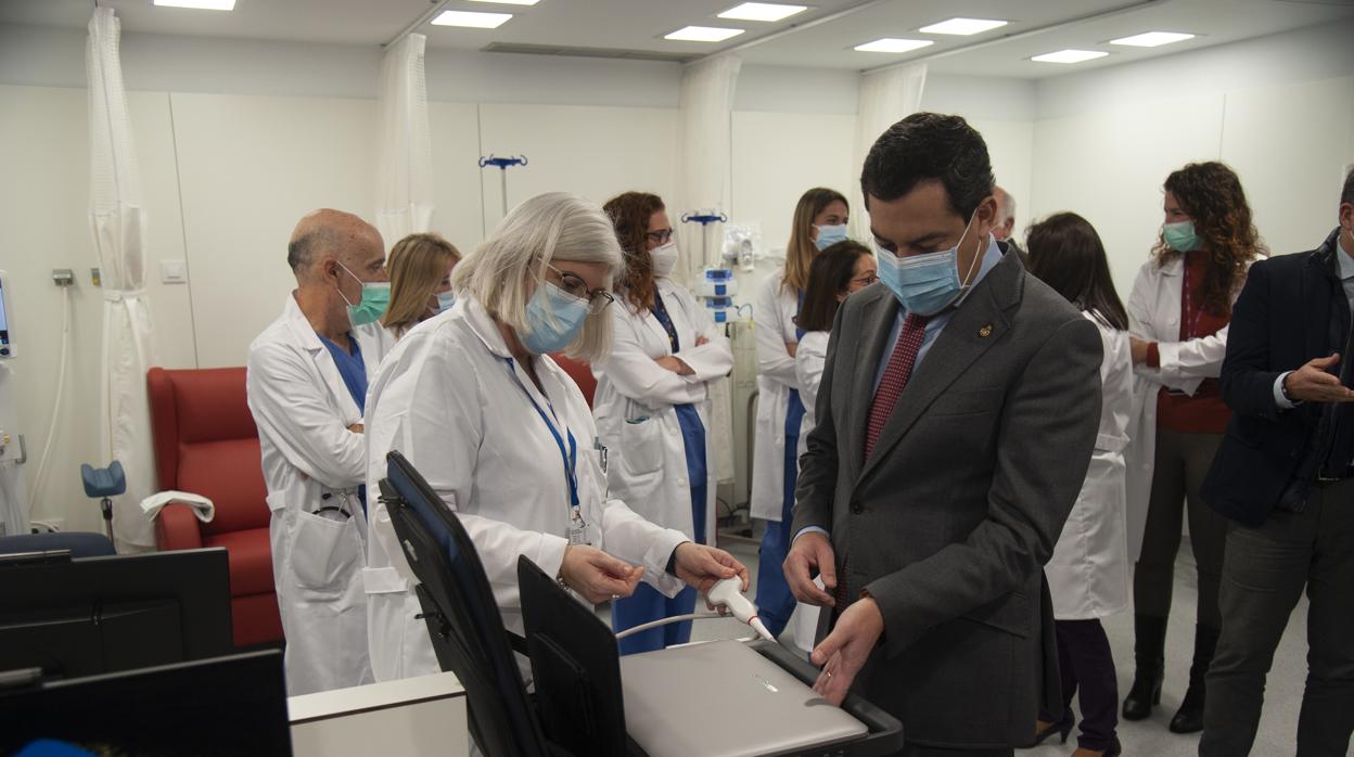 Juanma Moreno, acompañado de personal del Hospital Regional de Málaga, cuya nueva Unidad de Urgencias inauguró ayer el presidente