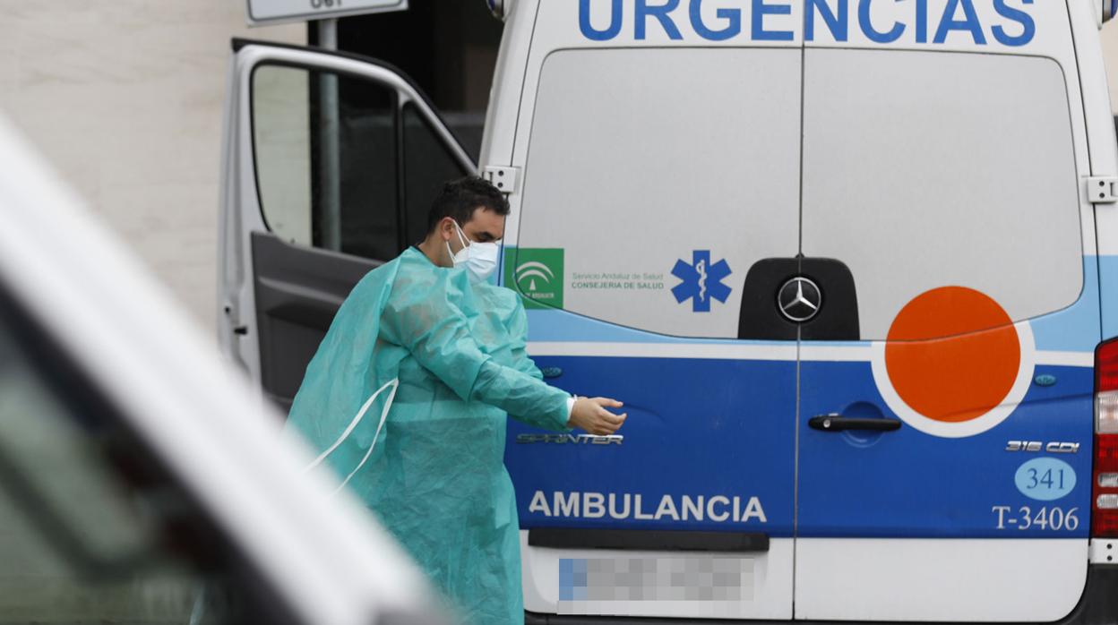 Sanitario a las puertas de Urgencias del hospital Reina Sofía de Córdoba