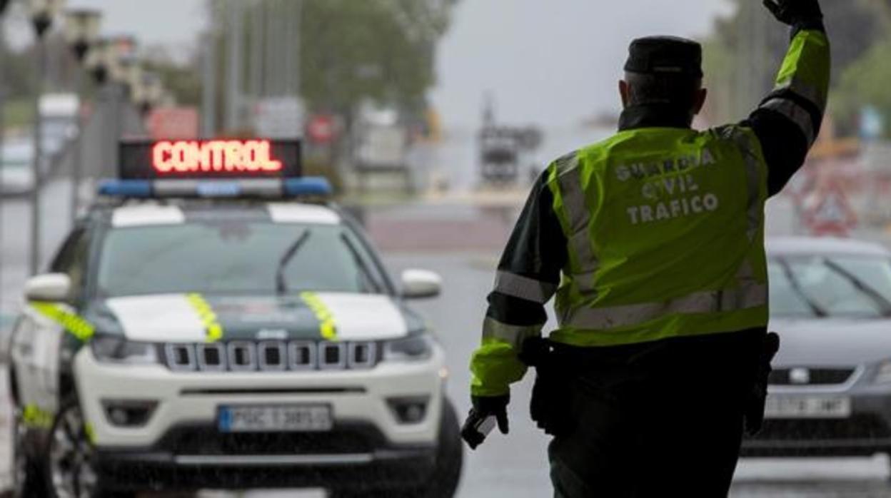 Un control de tráfico de la Guardia Civil para controlar la movilidad de los distritos sanitarios confinados