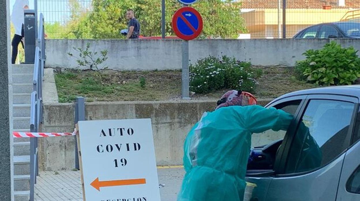 Un sanitario realizando pruebas de coronavirus en Córdoba