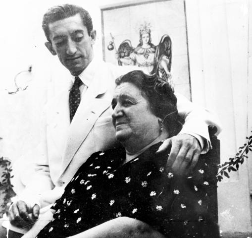 Manolete, en el patio de su casa, junto a su madre