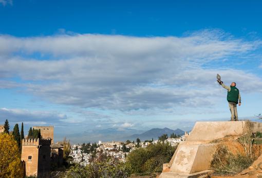 Un cetrero en los jardines del monumento nazarí