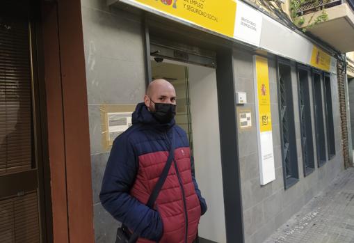 Antonio Ramos, ante la oficina de empleo de Ciudad Jardín