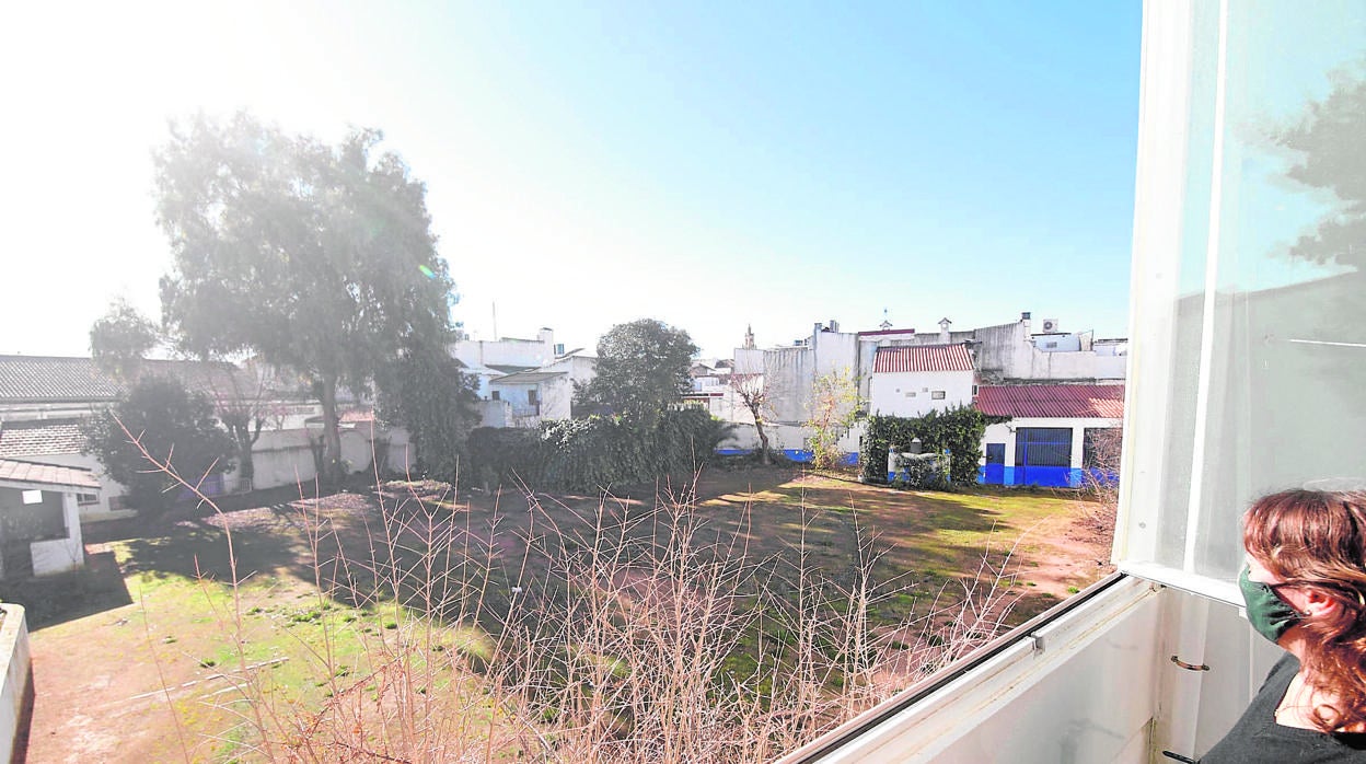 Una mujer observa el solar del cine Delicias, que data de 1943