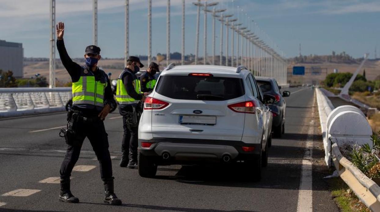 El consejero Elías Bendodo informa de la hoja de ruta que seguirá la Junta con la incidencia de los municipios