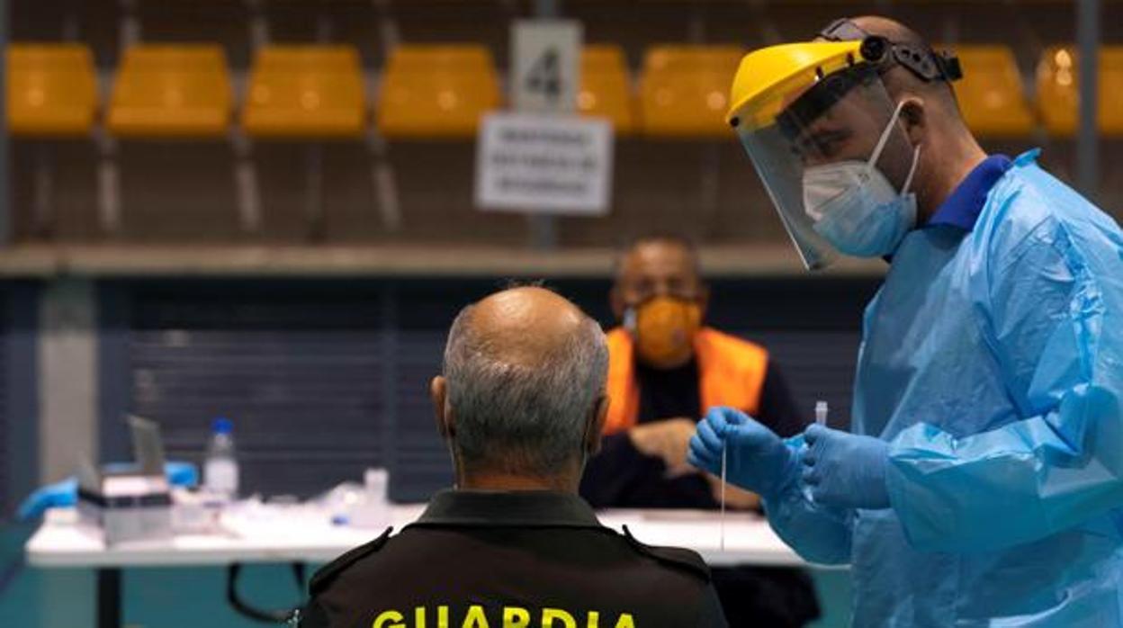 Un guardia civil se somete a una prueba de coronavirus