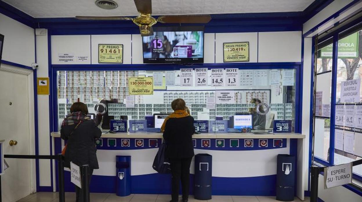 Jugadores en un despacho de loterías