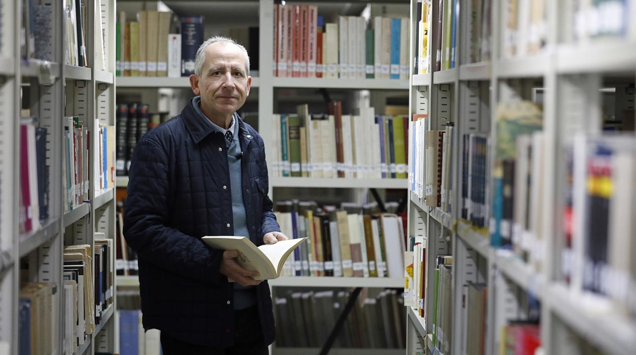 Ricardo Córdoba de la Llave, en la biblioteca de la Facultad de Letras de la Universidad de Córdoba