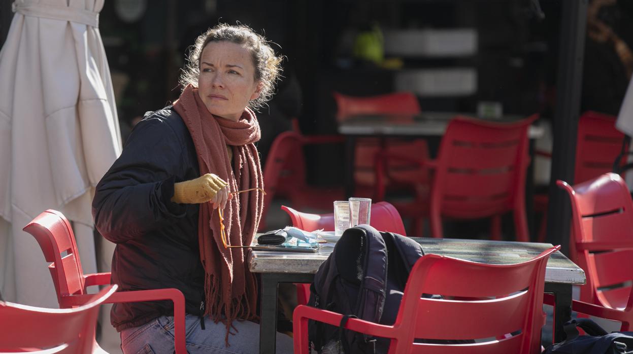 Una joven en una terraza de un bar
