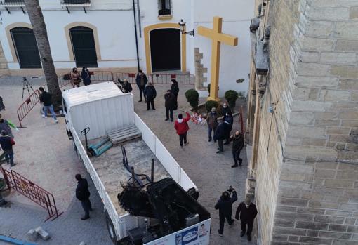 Cultura autorizó la retirada de la Cruz de Aguilar por causar daños a la iglesia y carecer de valor artístico