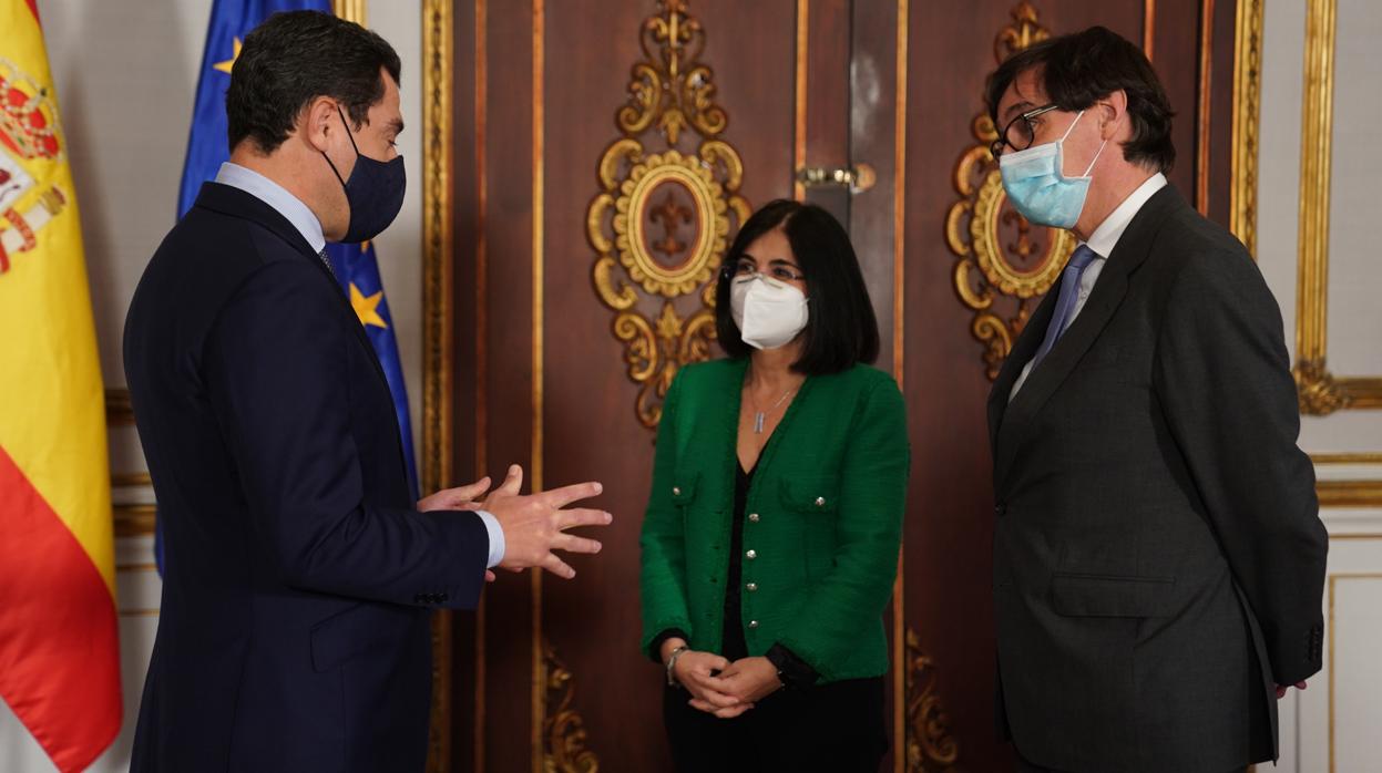La ministra de Política Territorial, Carolina Darias, el presidente de la Junta, Juanma Moreno, y el ministro de Sanidad, Salvador Illa, ayer en el Palacio de San Telmo antes de la interritorial