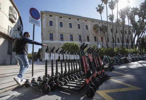 Zona habilitada para patinetes junto al Museo de Málaga, en el centro de la capital