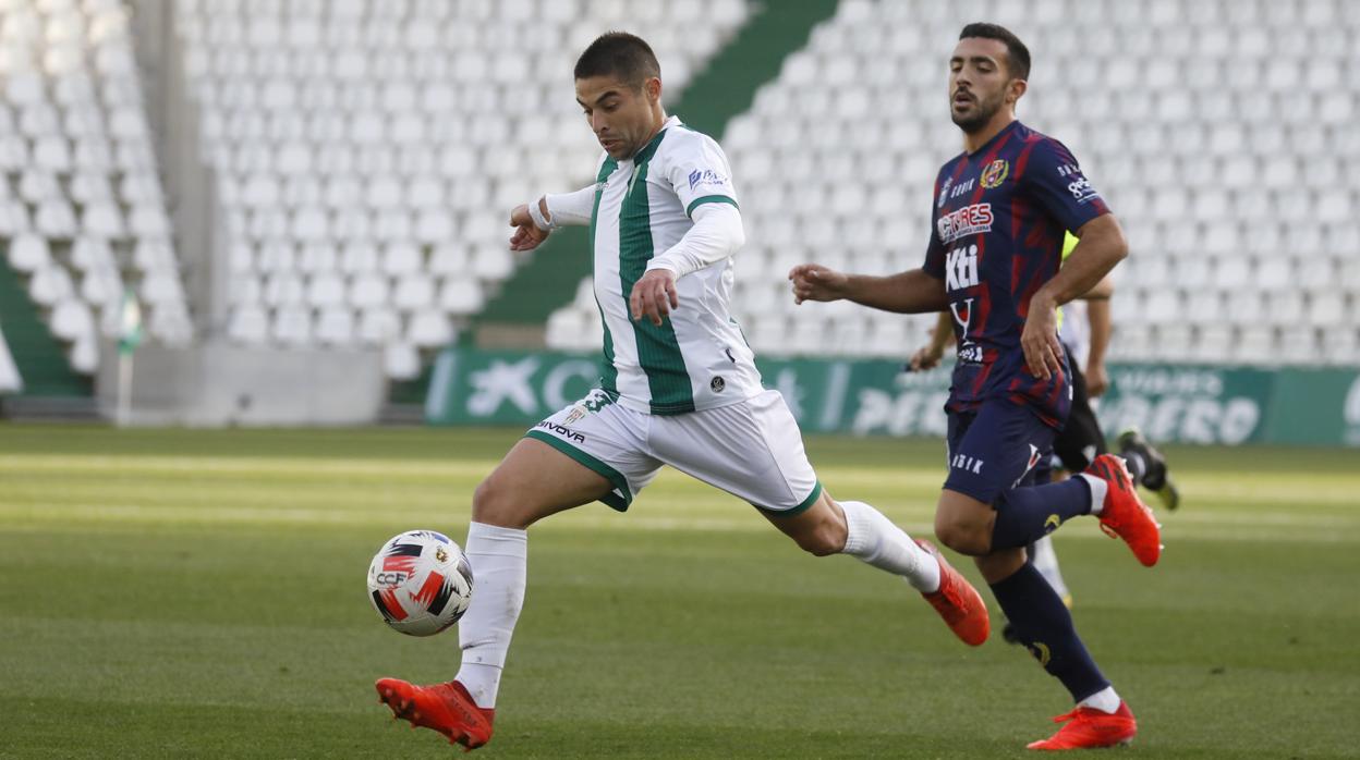 Jesús Álvaro se prepara para disparar en una acción del Córdoba CF - Yeclano de este domingo