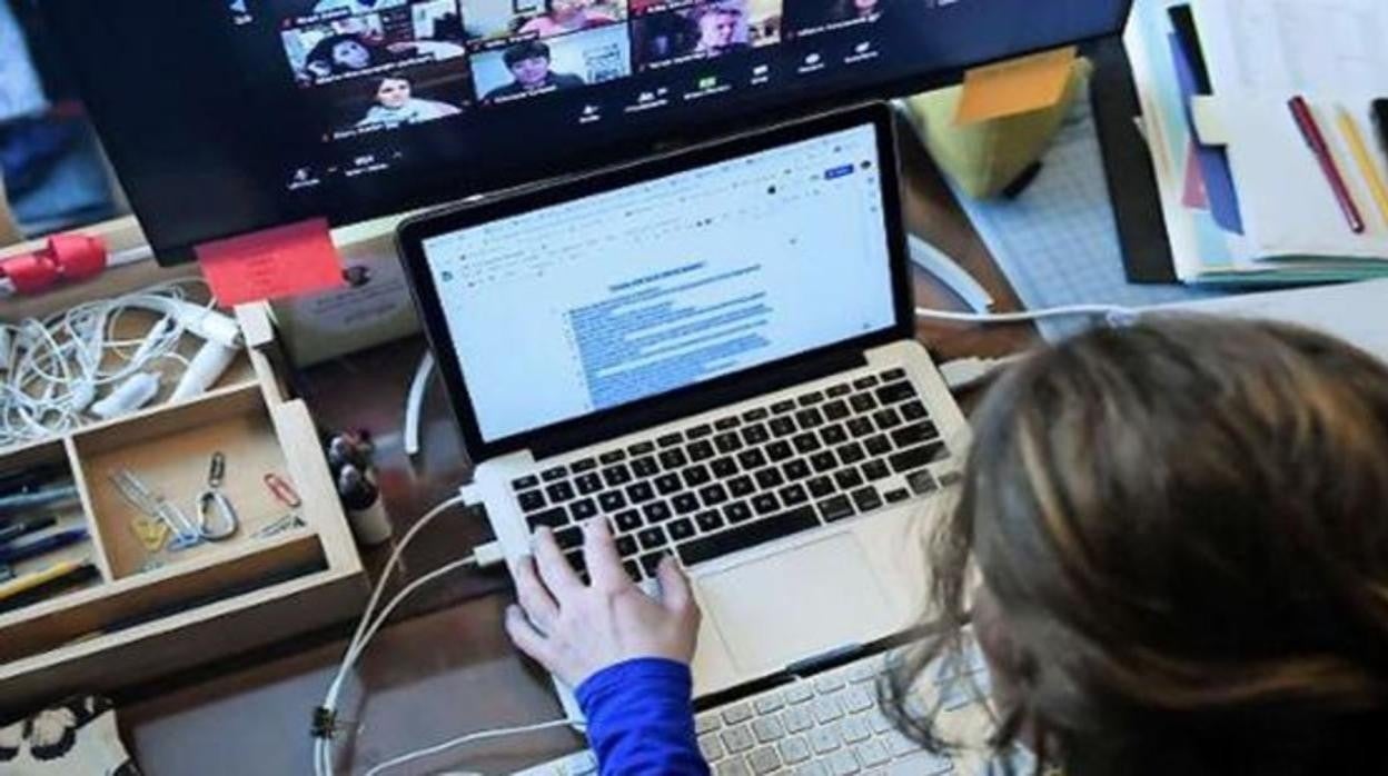 Una mujer teletrabajando