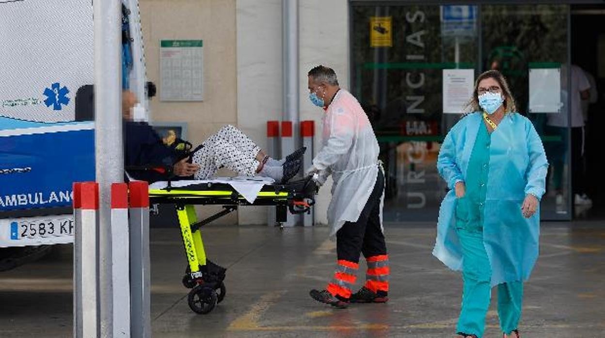 Sanitarios y un paciente en la puerta de un hospital andaluz