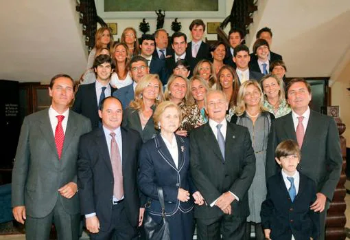 En el centro de la imagen, Ricardo López-Crespo acompañado de toda su familia