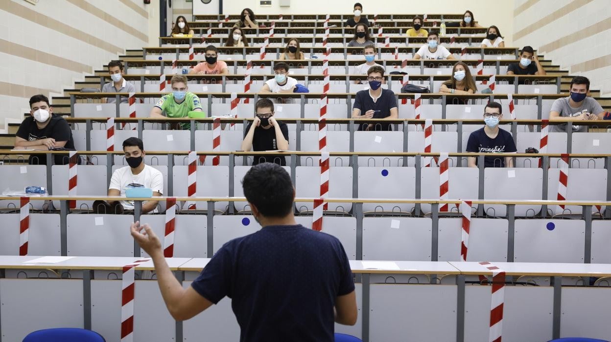 Clase presencial con limitaciones Covid en la Universidad de Córdoba