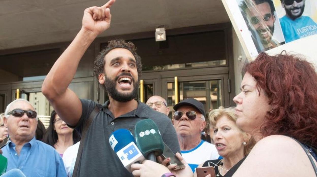 El médico Jesús Candel, conocido como Spiriman, frente a los juzgados de Granada en 2019
