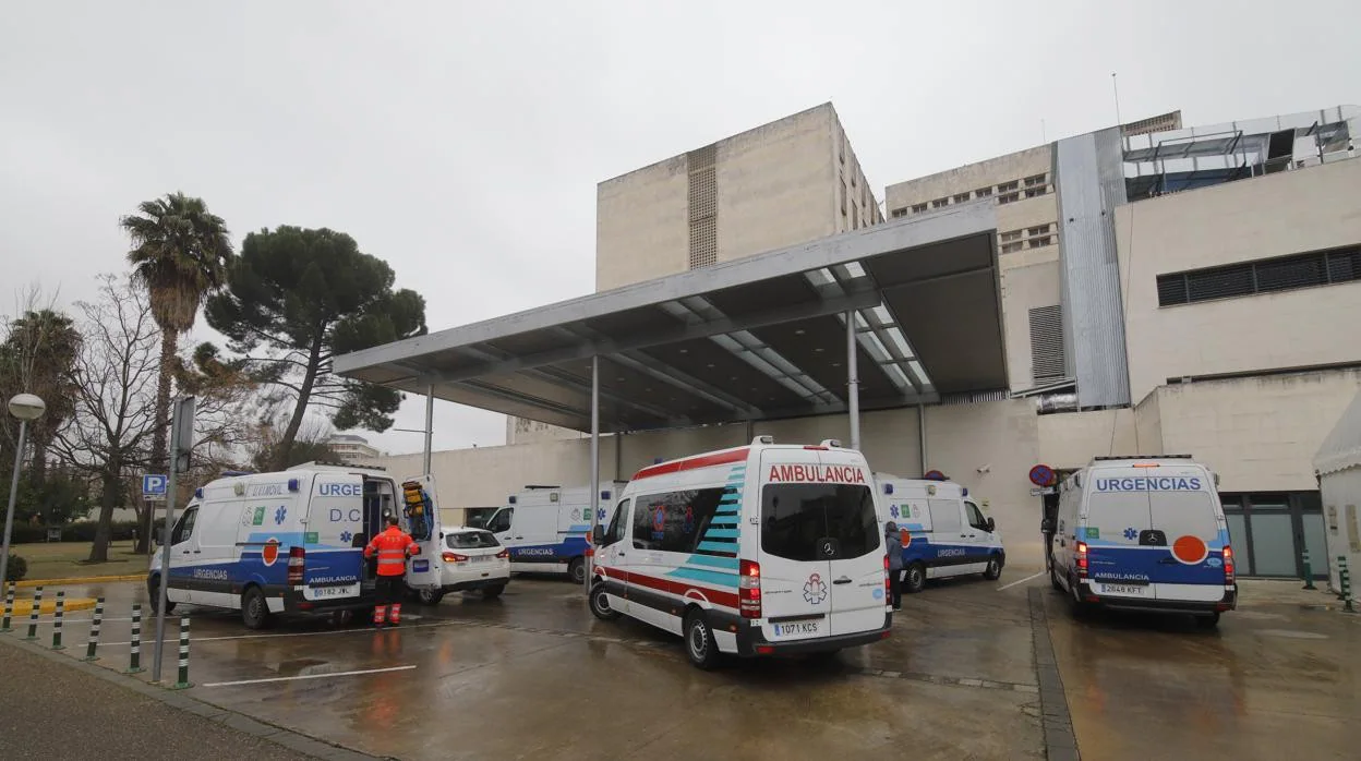 Cinco ambulancias, ayer en la entrada de Urgencias del Hospital Reina Sofía de Córdoba