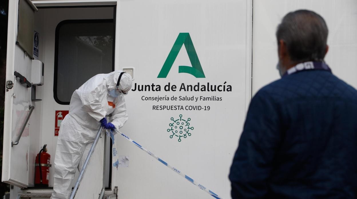 Un sanitario atiende una unidad móvil de cribados en Córdoba capital
