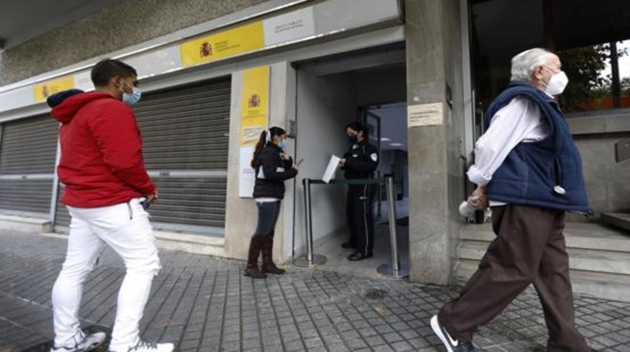 Ciudadanos en una oficina de empleo de Córdoba