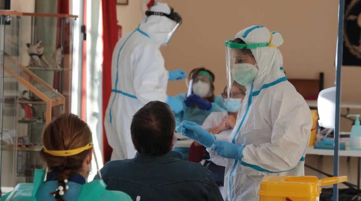 Sanitarios haciendo pruebas del Covid en la provincia de Sevilla