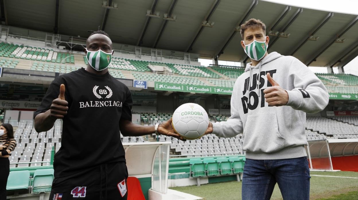 Moussa Sidibé y Nahuel Arroyo, este martes, en la presentación como jugadores del Córdoba CF