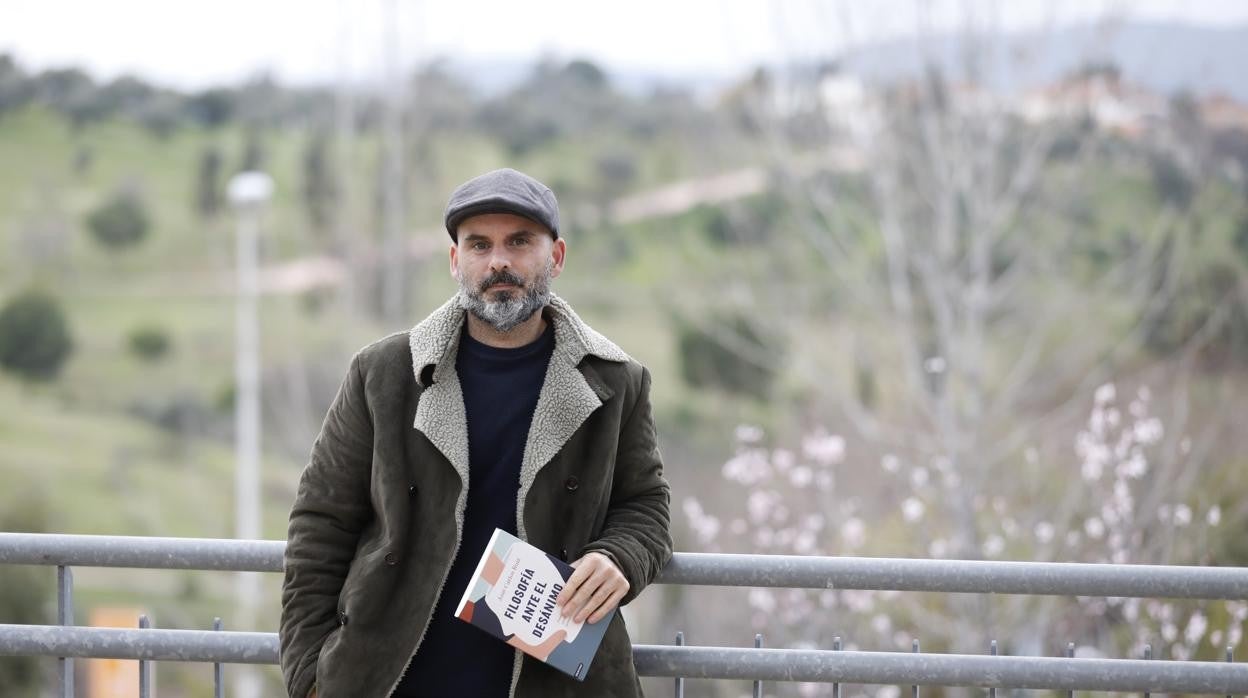 El autor, con su obra en la mano