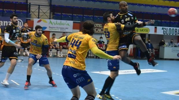 El Ángel Ximénez Puente Genil arrolla (28-21) al Villa de Aranda en la vuelta de la Liga Asobal