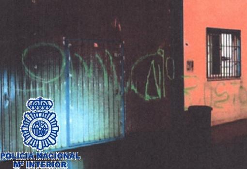 Pintadas en el exterior de la nave afectada por el fuego