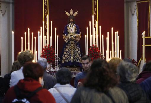 El Señor Rescatado, en marzo de 2020, expuesto a veneración pública en lugar de en besapiés