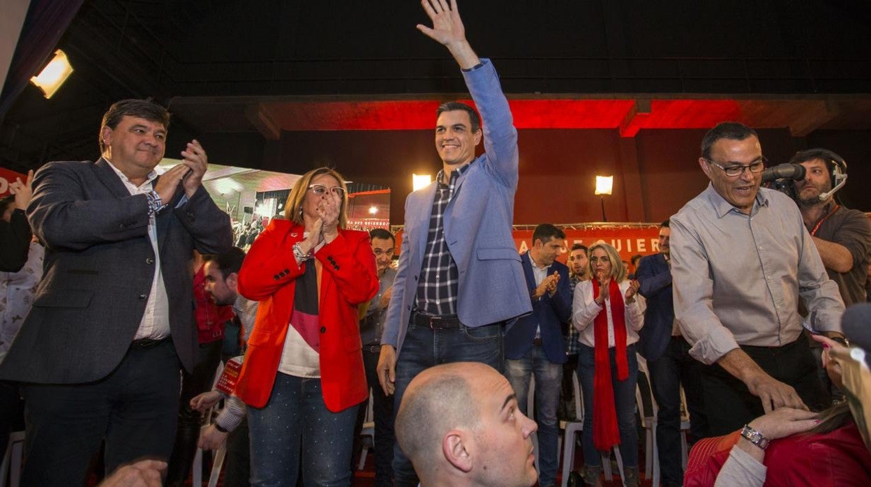 Pedro Sánchez en un acto en Huelva con María Luisa Faneca y el alcalde de la ciudad