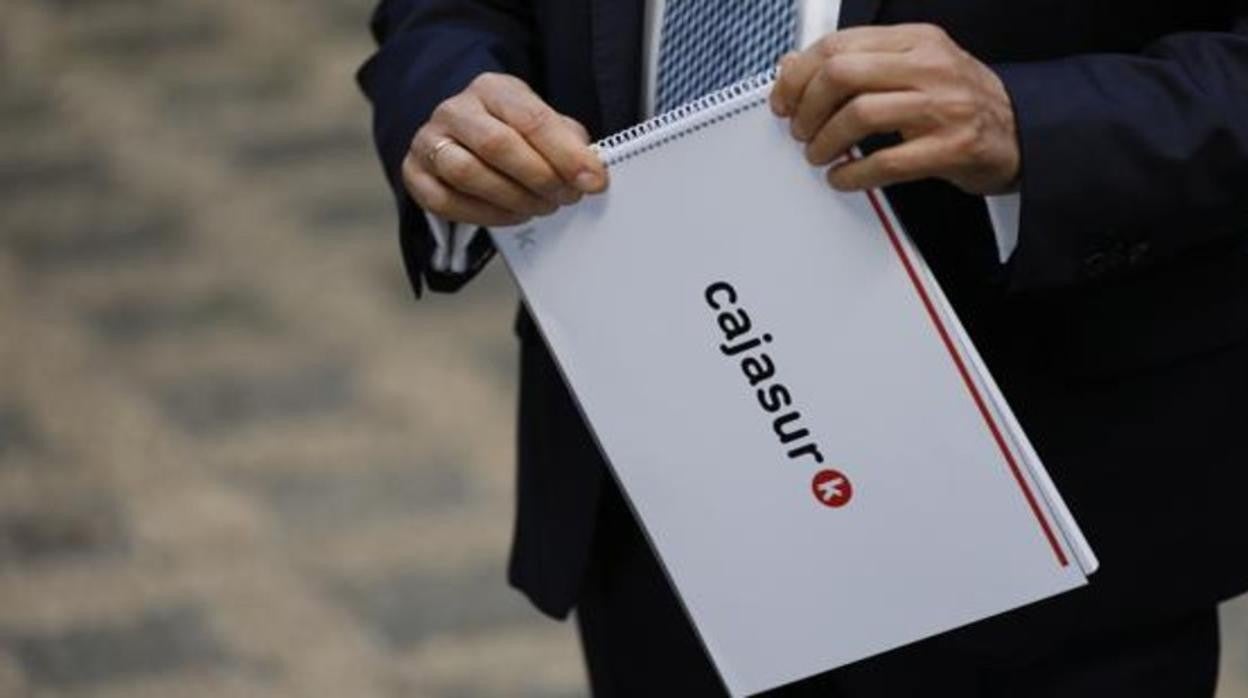 Un empleado de Cajasur en una imagen de archivo