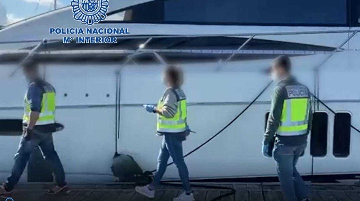 Imágenes del yate y de la inspección de agentes de la Policía Científica