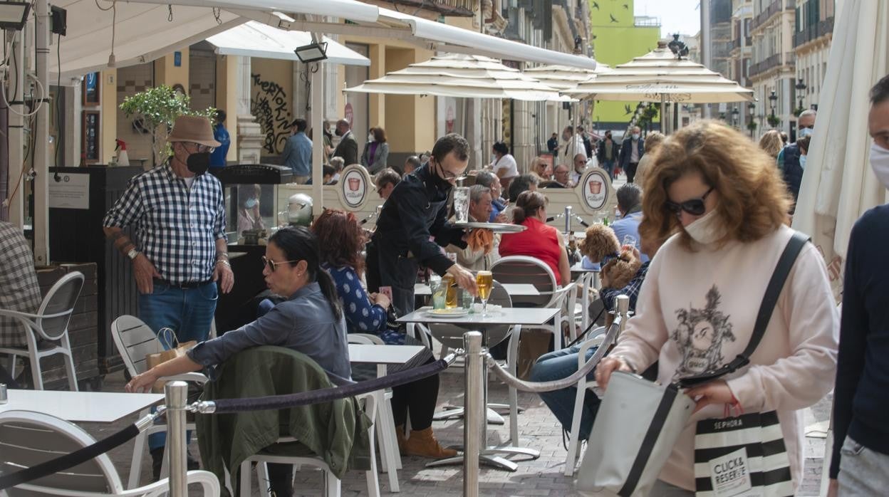 Una de las terrazas de la plaza de la Constitución de Málaga capital